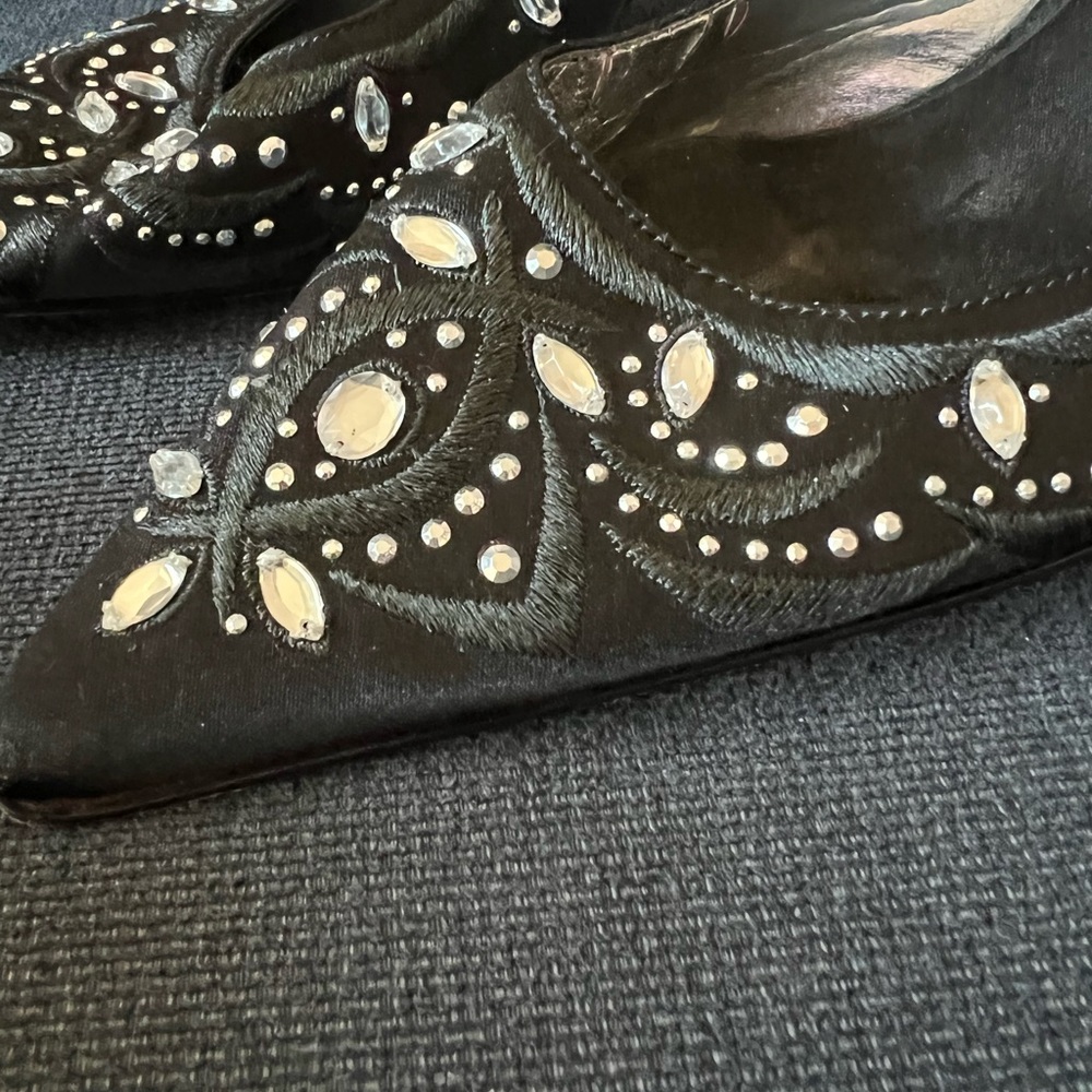 Nina Alaura Black Luster Slingback Closed Toe Heels with Rhinestones - Picture 4 of 5